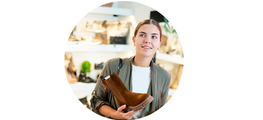 chica comprando zapatos