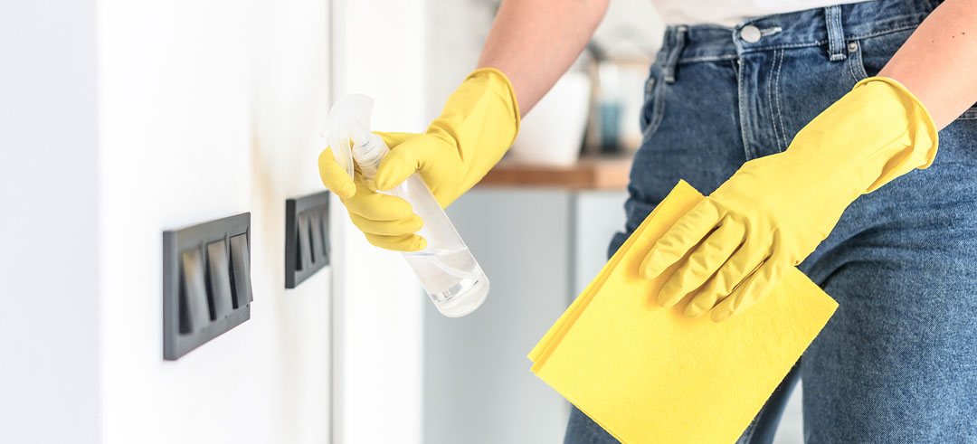 Persona desinfectando su casa