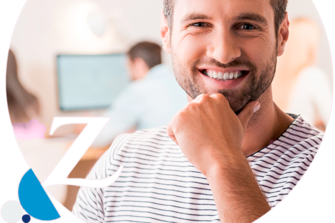 chico sonriente mirando a cámara