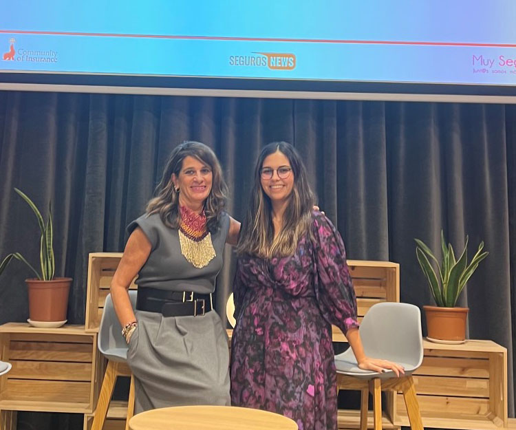 dos colaboradoras de Zurich sonrientes