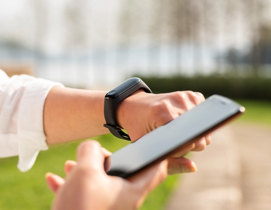 Persona conectando su smartphone a su fitbit