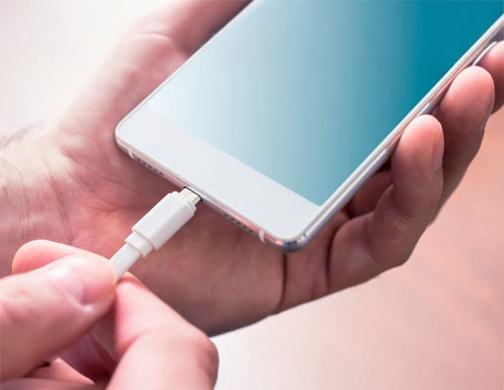 Persona cargando su smartphone