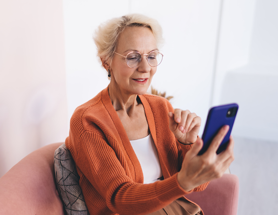 Mujer adulta sujetando un teléfono móvil 