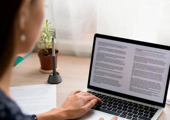 Mujer consultando un documento en su ordenador